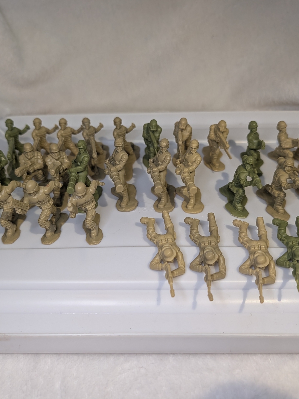 Lanard 2015 Beige & Lt Green  Plastic Army Men Soldiers Lot 30 toy replacement